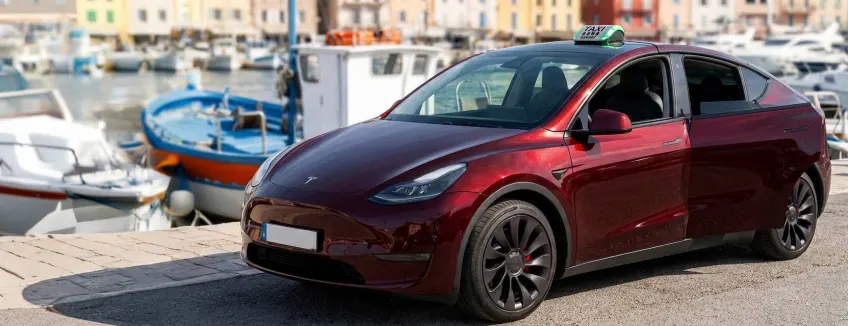 Tesla Model Y, rouge cerise de Taxi Medi, garée sur le port de Sanary-sur-Mer